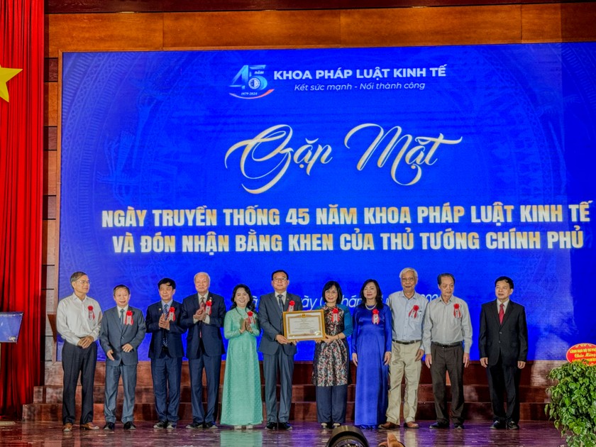 Khoa Pháp luật Kinh tế, Trường Đại học Luật Hà Nội đón nhận Bằng khen của Thủ tướng Chính phủ