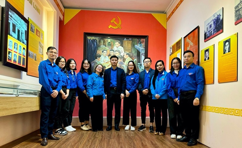 Tuổi trẻ Bộ Tư pháp dâng hương và thăm nơi thành lập Chi bộ Cộng sản đầu tiên ở Việt Nam