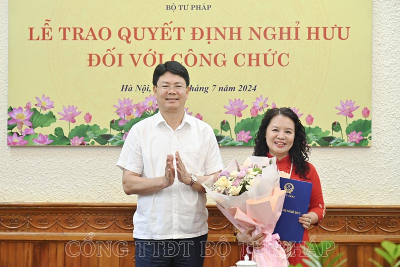 Lãnh đạo Bộ Tư pháp trao Quyết định nghỉ hưu cho công chức Văn phòng Bộ