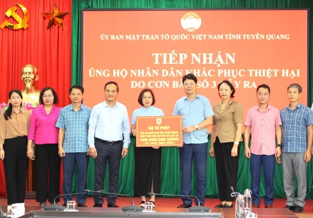 Thứ trưởng Bộ Tư pháp Nguyễn Thanh Tịnh thăm, động viên đồng bào tỉnh Tuyên Quang