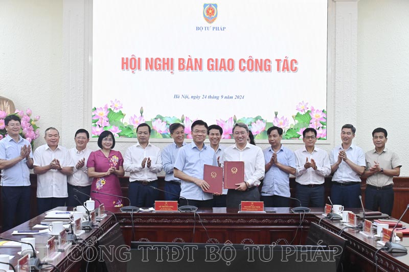 Bàn giao công tác giữa Phó Thủ tướng Lê Thành Long và Bộ trưởng Bộ Tư pháp Nguyễn Hải Ninh