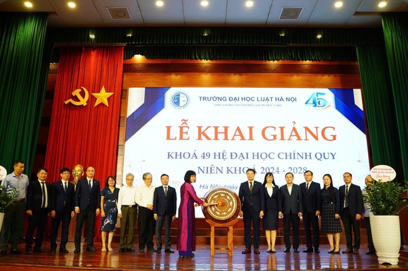 Thứ trưởng Đặng Hoàng Oanh dự lễ Khai giảng khoá 49, hệ Đại học chính quy, Trường Đại học Luật Hà Nội