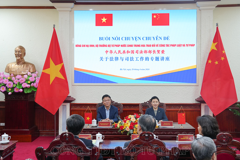 Chùm ảnh: Bộ trưởng Bộ Tư pháp Trung Quốc Hạ Vinh tới thăm và làm việc tại Bộ Tư pháp Việt Nam