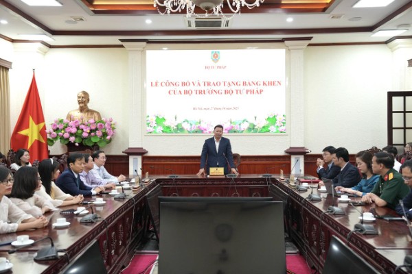 Trao tặng Bằng khen của Bộ trưởng Tư pháp cho tập thể, cá nhân đóng góp cho hoạt động của Bộ, ngành