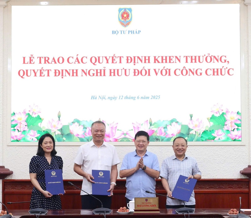 Bộ Tư pháp trao Quyết định khen thưởng, Quyết định nghỉ hưu cho các công chức