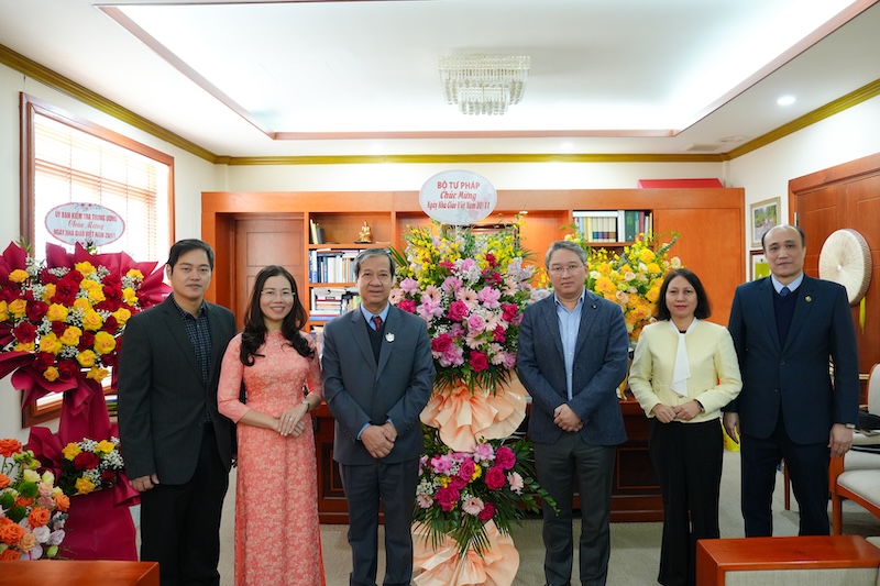 ​Lãnh đạo Bộ Tư pháp chúc mừng Bộ Giáo dục và Đào tạo nhân Ngày Nhà giáo Việt Nam