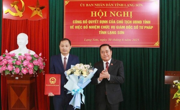 Trao quyết định bổ nhiệm Giám đốc Sở Tư pháp tỉnh Lạng Sơn