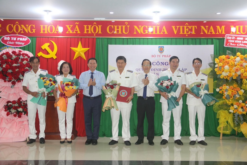 Thứ trưởng Nguyễn Thanh Ngọc trao quyết định thành lập và công tác nhân sự THADS tỉnh Vĩnh Long
