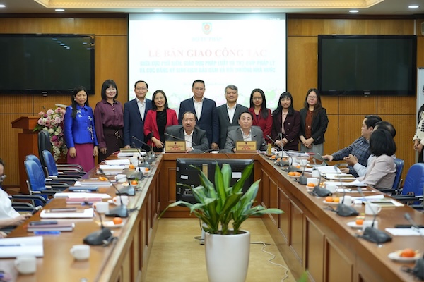 Bàn giao công tác giữa hai đơn vị thuộc Bộ Tư pháp