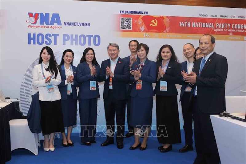 Bộ trưởng Bộ Tư pháp thăm khu vực tác nghiệp của TTXVN tại Đại hội XIV của Đảng