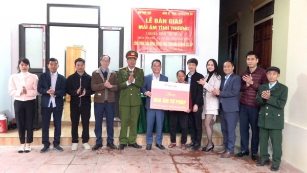 Báo Pháp luật Việt Nam trao ‘Mái ấm Tư pháp’ tại xã Yên Mô, Ninh Bình