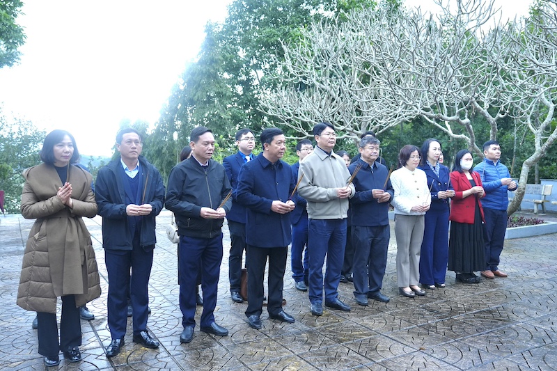 Đoàn công tác Bộ Tư pháp dâng hương tại Khu di tích lịch sử của Bộ tại tỉnh Tuyên Quang