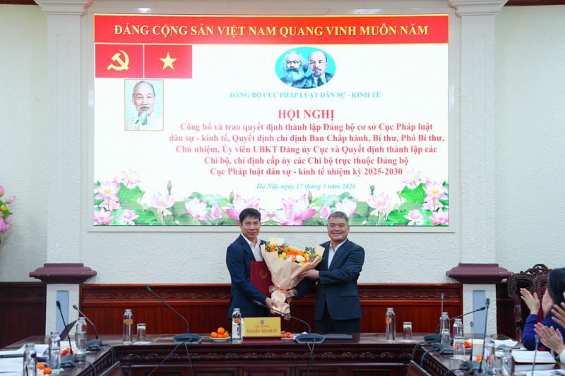 ​Trao Quyết định thành lập Đảng bộ cơ sở Cục Pháp luật dân sự - kinh tế