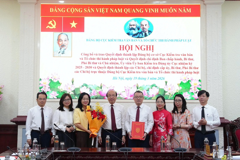 Trao quyết định thành lập Đảng bộ cơ sở Cục Kiểm tra văn bản và tổ chức thi hành pháp luật