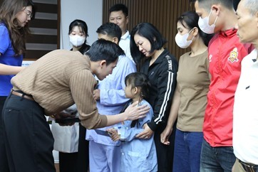 Chi đoàn Cục Pháp luật dân sự - kinh tế thăm hỏi, tặng quà cho bệnh nhân có hoàn cảnh khó khăn