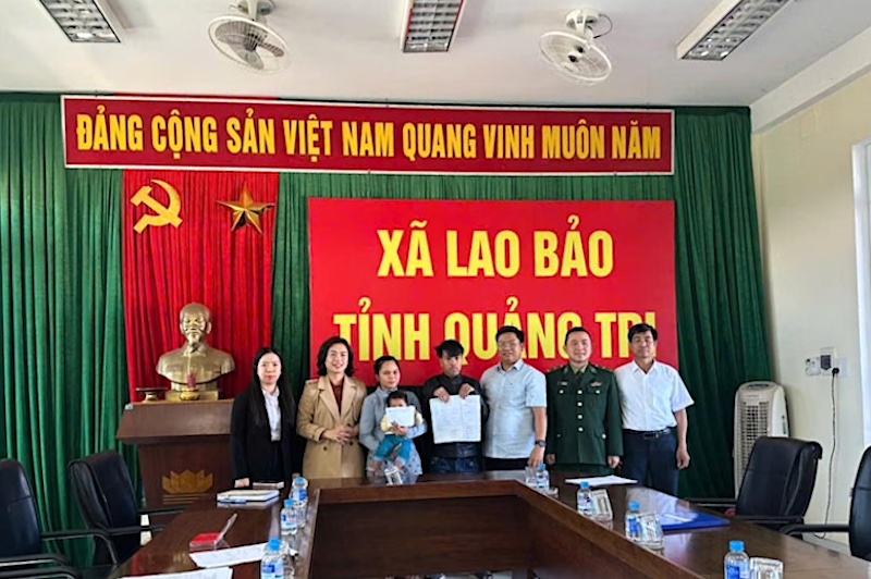 “Cầm tay chỉ việc” để trẻ em vùng biên Quảng Trị có giấy khai sinh