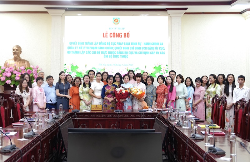 Trao quyết định thành lập Đảng bộ cơ sở Cục Pháp luật hình sự - hành chính và Quản lý XLVPHC