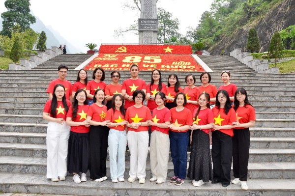 Chi bộ và Chi đoàn Cục PLQT và Giải quyết tranh chấp đầu tư quốc tế về nguồn tại Cao Bằng