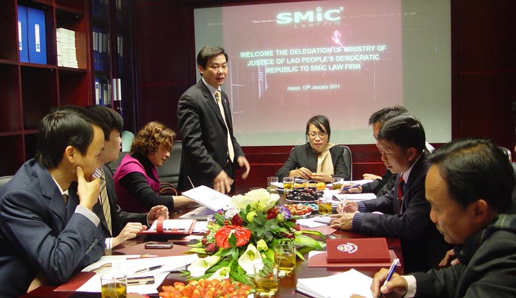 Đoàn cán bộ Bộ Tư pháp CHDCND Lào thăm và làm việc với Công ty Luật SMIC