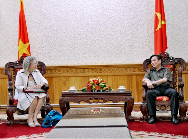 Thứ trưởng Hoàng Thế Liên  tiếp xã giao bà Victoria Sutherland, Tham tán Đại sứ quán Canada tại Việt Nam