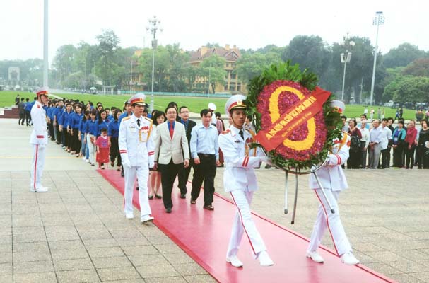Lễ dâng hương và báo công Chủ tịch Hồ Chí Minh nhân dịp Tháng Thanh niên năm 2015