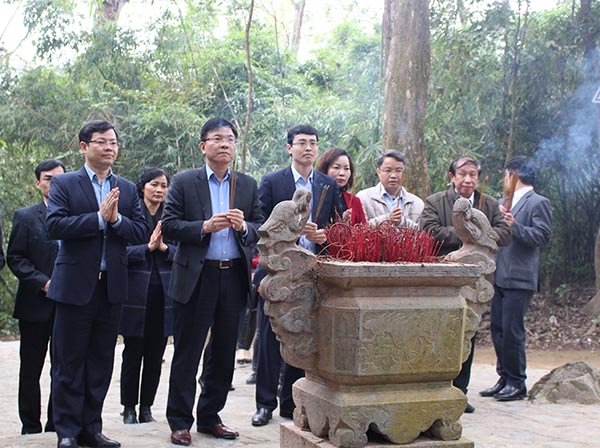 Bộ trưởng Lê Thành Long dâng hương tại khu di tích lịch sử Bộ Tư pháp