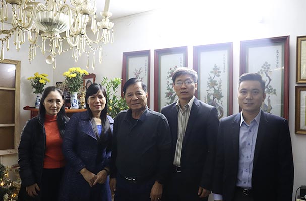 Thứ trưởng Nguyễn Khánh Ngọc thăm, chúc tết gia đình nguyên lãnh đạo Bộ
