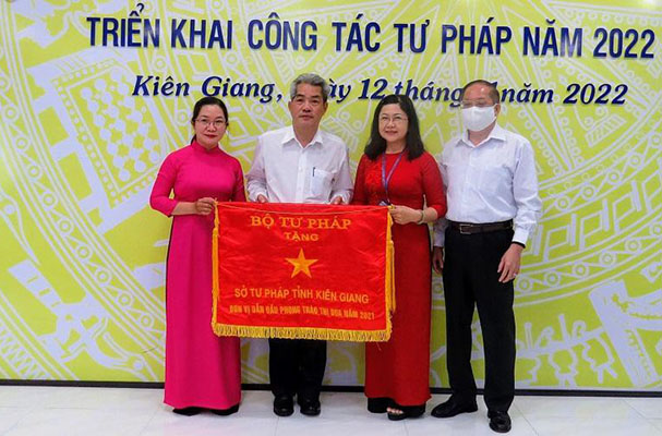 Ngành Tư pháp Kiên Giang đón nhận “Cờ thi đua ngành Tư pháp” năm 2021