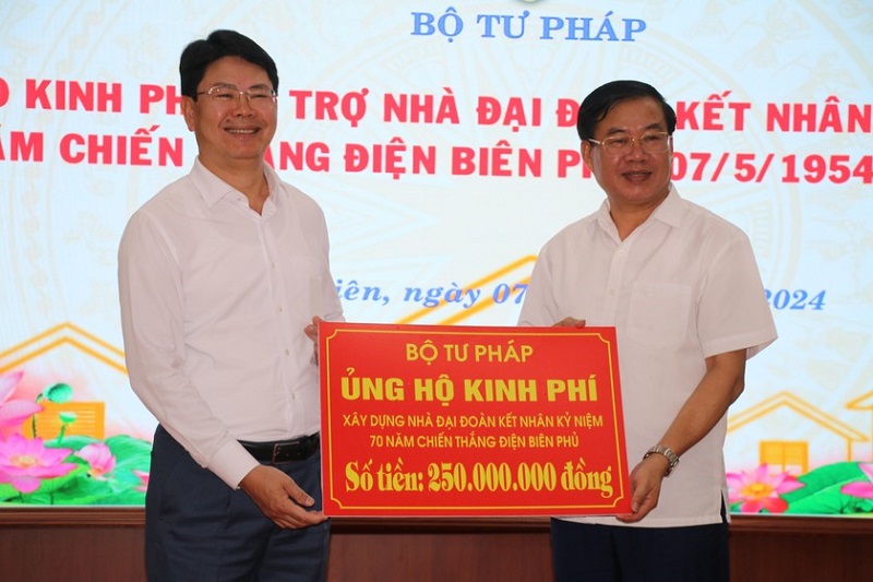 Bộ Tư pháp trao 250 triệu đồng ủng hộ xây nhà Đại đoàn kết tại Điện Biên